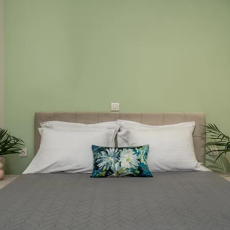 Andy's & Hari's Elegant Town Studios, By Zantewize Apartment