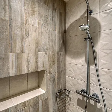 Andy's & Hari's Elegant Town Studios, By Zantewize Apartment