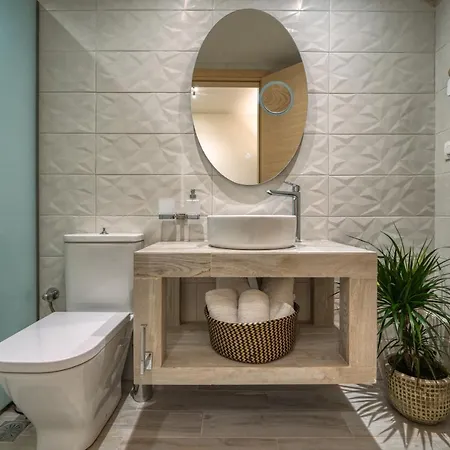 Andy's & Hari's Elegant Town Studios, By Zantewize Apartment *