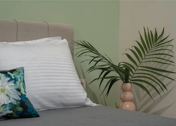 Andy's & Hari's Elegant Town Studios, By Zantewize Apartamento