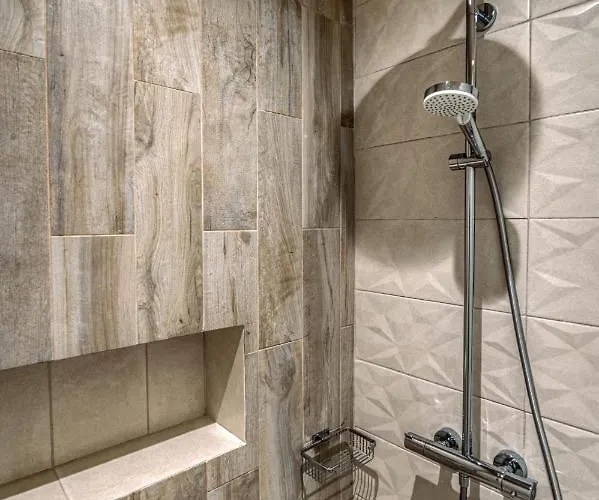 Andy's & Hari's Elegant Town Studios, By Zantewize Apartamento