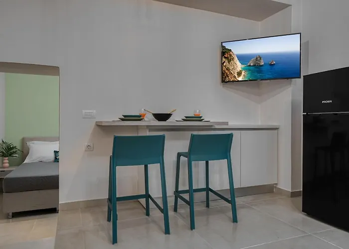 Andy's & Hari's Elegant Town Studios, By Zantewize